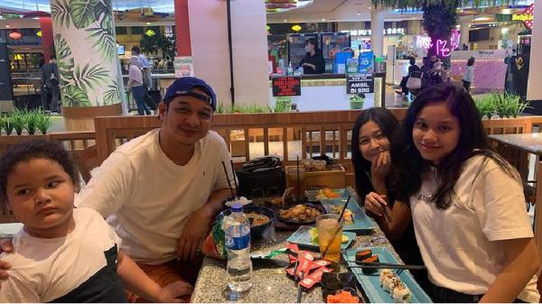 Merayakan ulang tahun sang ayah (Foto: IG Shakiena Azalea)