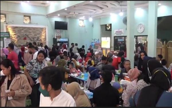 Warga Palembang yang merantau, ketika pulang kampung akan menyerbu sentra pempek. (Foto: Ist)