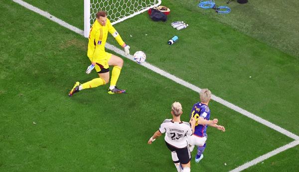 Penyerang Jepang, Takuma Asano melepaskan tembakan ke gawang Jerman yang dikawal Manuel Neuer pada laga Piala Dunia 2022 di Stadion Internaitonal Khalifa, Rabu (23/11/2022). (Foto: REUTERS)