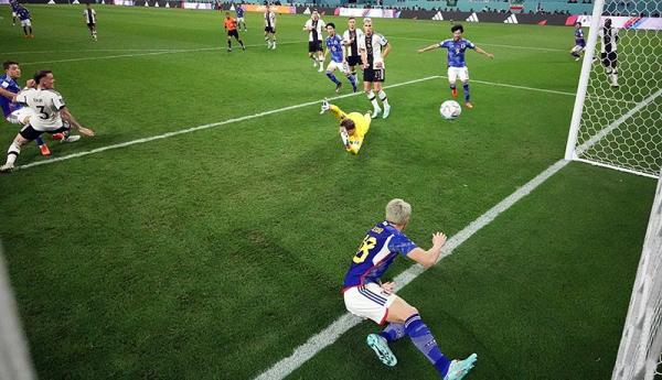 Penyerang Jepang, Takuma Asano melepaskan tembakan ke gawang Jerman yang dikawal Manuel Neuer pada laga Piala Dunia 2022 di Stadion Internaitonal Khalifa, Rabu (23/11/2022). (Foto: REUTERS)