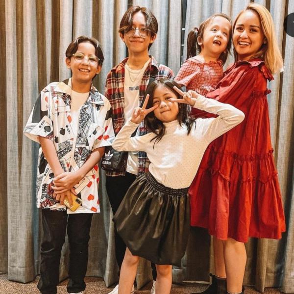 Artis Ditinggal Pasangan di Usia Muda