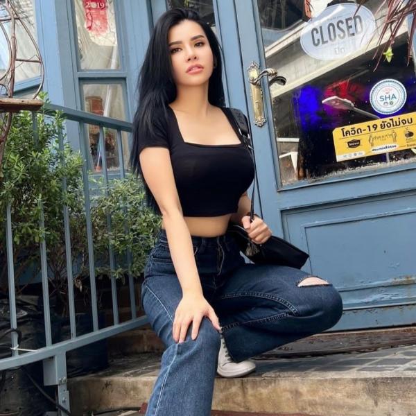 Artis Cantik Penggila Sepak Bola