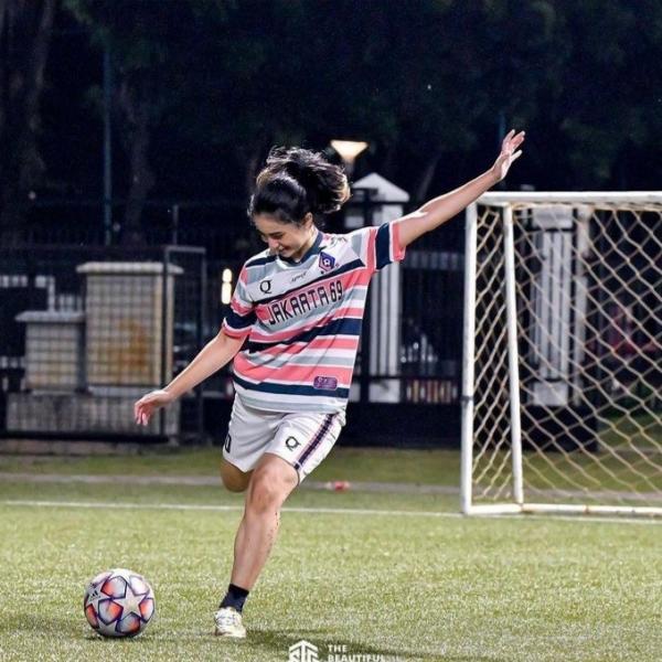 Artis Cantik Penggila Sepak Bola