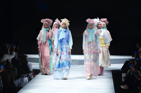 Rancangan milik desainer asal Indonesia, Entin Gartini. (foto: dok kemenparekraf)