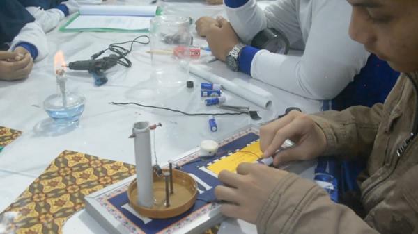 Santri di Kota Padang Panjang, Sumbar, membuat alat pendeteksi gempa sederhana (Agung Sulistyo/MNC Portal)