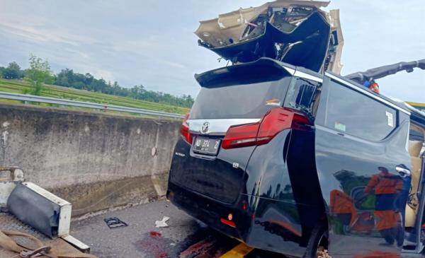 Penampakan Mobil Alphard Ringsek setelah Menabrak Truk Trailer di Tol Solo-Semarang