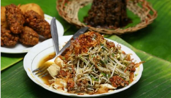 Kuliner khas surabaya longtong balap. (okezone).