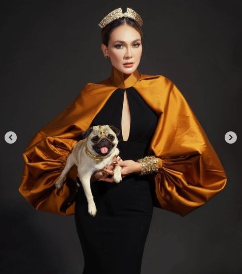 Luna Maya bergaya ala ratu kerajaan. 