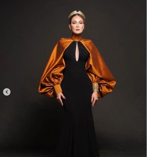 Luna Maya bergaya ala ratu kerajaan. 