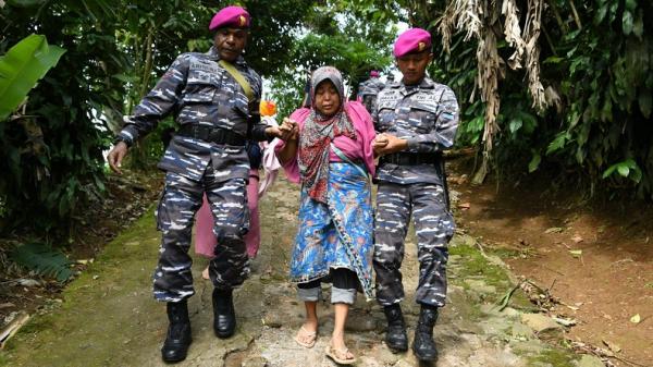 Prajurit TNI AL mengevakuasi balita korban gempa Cianjur (dok. Dispenal)