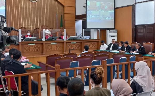 Jaksa Tegur Saksi Irfan Widyanto karena Menjawab Sambil Tertawa