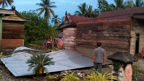 Kolut Diterjang Angin Kencang Atap Rumah Warga Sampai Terbang