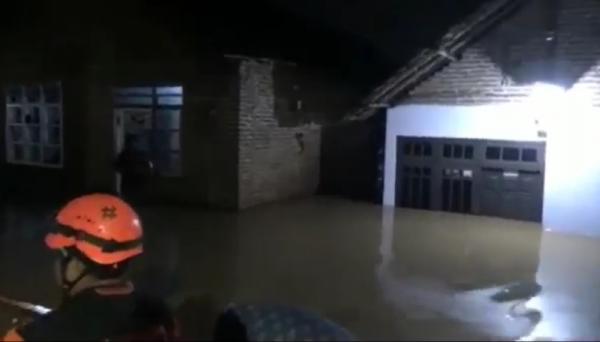 3 Kecamatan di Jombang Terendam Banjir, Air Hampir Sentuh Atap Rumah