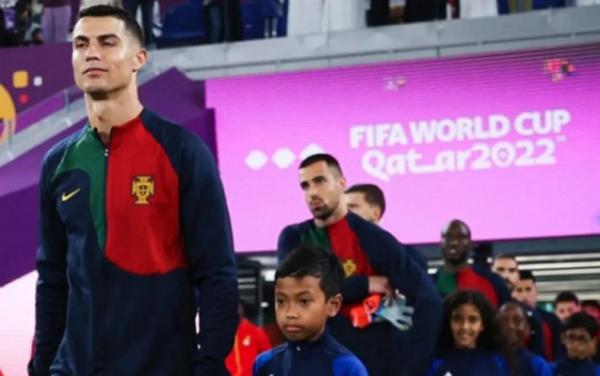 Bocah Indonesia digandeng Cristiano Ronaldo jelang Portugal vs Ghana di Piala Dunia 2022, Kamis (24/11/2022) malam WIB. (Foto: Instagram/indonesiaindoha)