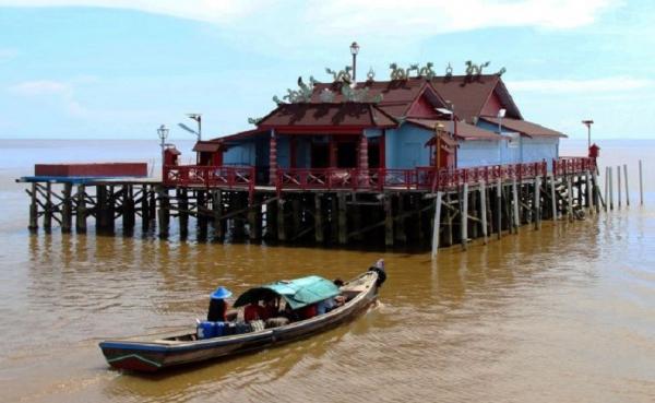 Kelenteng Xiao Yi Shen Tang di tengah laut. (Foto: ANTARA/Jessica Wuysang)