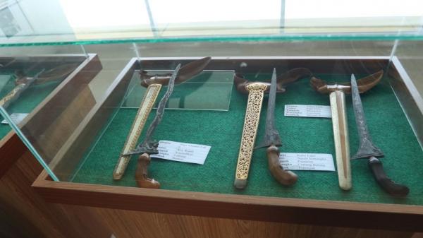 Kerajinan khas Solo wajib jadi oleh-oleh, keris merupakan senjata tradisional masyarakat Jawa. Foto: MNC Portal/Ary Wahyu Wibowo.