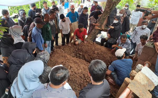 Isak Tangis Keluarga Iringi Pemakaman Taufik Kurniawan di TPU Bergota Semarang