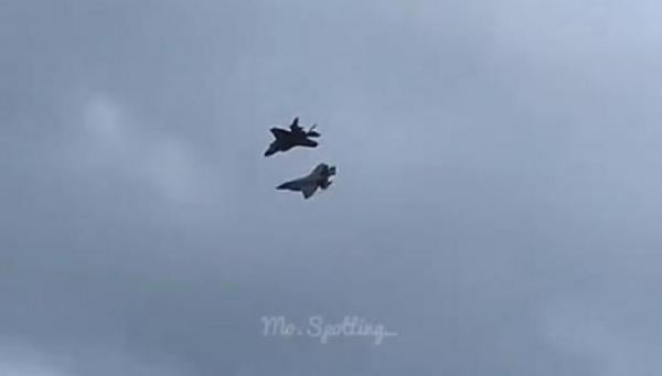 Pesawat siluman F-35 melakukan manuver di udara. (Instagram @mo.spotting)