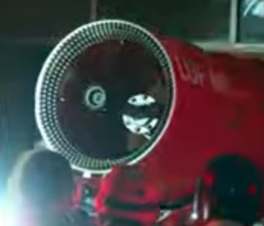 Petugas Sudin Gulkamat menggunakan pengurai Asap LUF 60 Robot yang dikendalikan melalui remote control. (Foto: Istimewa)