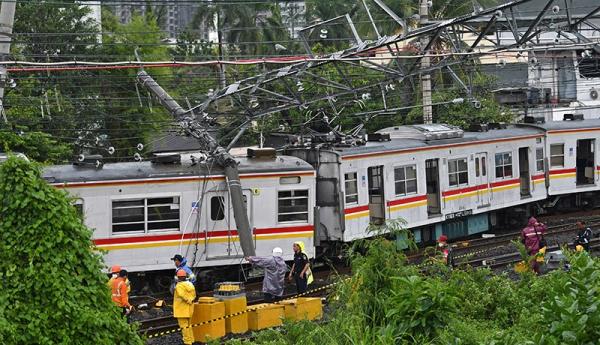 Ada 3 Gerbong KRL Anjlok dan 2 Tiang Listrik Roboh di Kampung Bandan