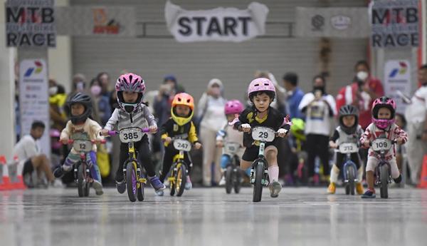 Ant Lomba Sepeda 3  Anak-anak naik sepeda di ajang JMTB PushBike Race 2022. (foto: antara)