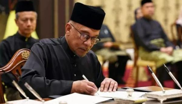 Netizen Salfok dengan Pulpen Anwar Ibrahim saat Teken Dokumen Pelantikan PM Malaysia