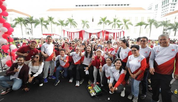 Foto bersama jajaran ADK, insan OJK, dan Ello. (Foto: dok OJK)