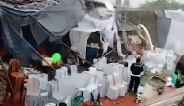 Tenda Pernikahan Timpa Rumah di Bekasi akibat Angin Kencang