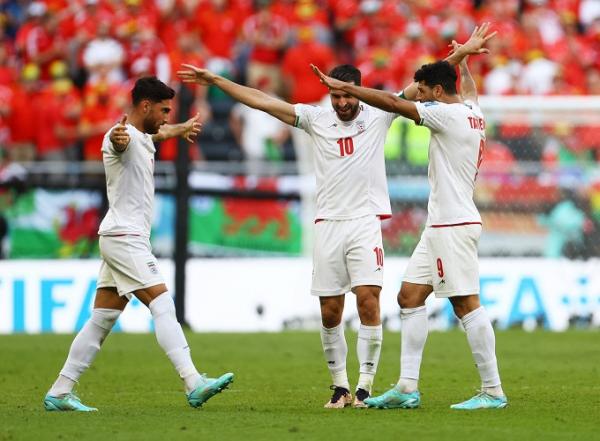 Pemain Iran berselebrasi usai menang 2-0 melawan Wales pada laga Grup B Piala Dunia 2022 di Stadion Ahmad Bin Ali, Al Rayyan, Jumat (25/11/2022). (Foto: REUTERS)