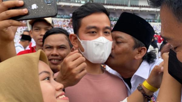 Gibran Disambut Meriah hingga Dicium Pipinya oleh Sukarelawan Jokowi di GBK