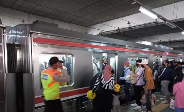 Viral Jari Penumpang Bercincin Tersangkut di Jendela KRL