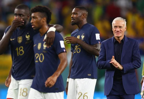 Pelatih Timnas Prancis, Didier Deschamps tampak semringah usai timnya lolos ke babak 16 besar Piala Dunia 2022. (Foto: REUTERS)