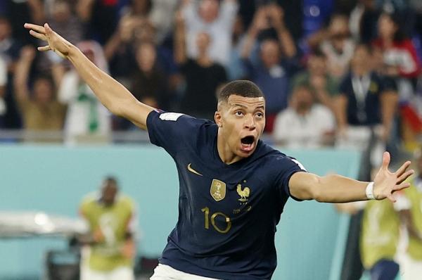 Striker Timnas Prancis, Kylian Mbappe menyarangkan dua gol ke gawang Denmark pada laga Grup D Piala Dunia 2022 di Stadion 974, Sabtu (26/11/2022). (Foto: REUTERS)