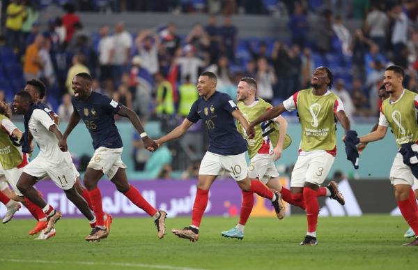 Pemain Timnas Prancis merayakan kemenangan 2-1 atas Denmark pada laga Grup D Piala Dunia 2022, Sabtu (26/11/2022). Kylian Mbappe cs sukses menjadi tim pertama yang ke babak 16 besar. (Foto: REUTERS)