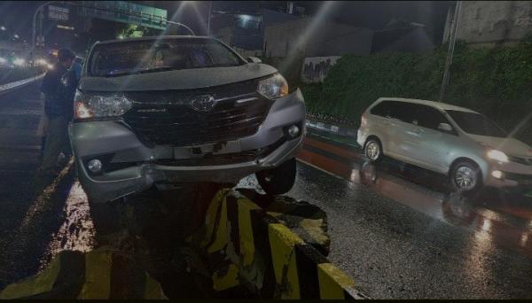 Jalanan Basah usai Hujan, Mobil Seruduk Barier Beton di Simpang Semanggi