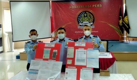 Imigrasi Soetta menunjukkan barang bukti paspor palsu (Foto: Ist)