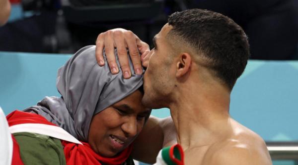 Momen so sweet terjadi usai Maroko hajar Belgia 2-0 pada matchday kedua Grup F di Piala Dunia 2022, Minggu (27/11/2022) malam WIB. (Foto: Khaleejtimes)