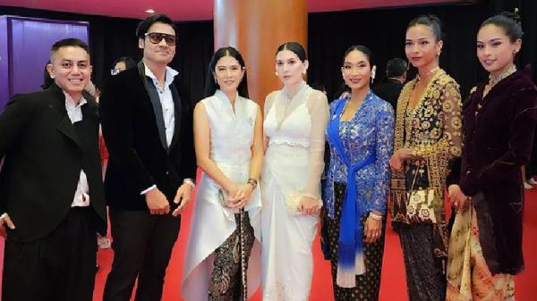 Berfoto dengan sederet artis papan atas lainnya Berfoto dengan sederet artis papan atas lainnya