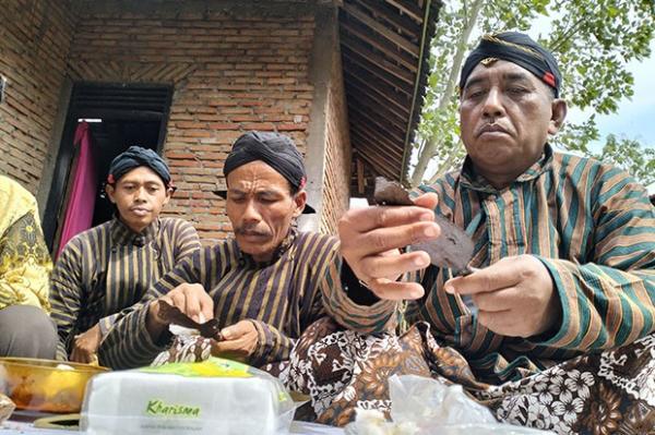Bersihkan Keris Warga Ngawen, Gunungkidul tengah membersihkan keris pusaka peninggalan nenek moyang. (Foto : MPI/erfan erlin)