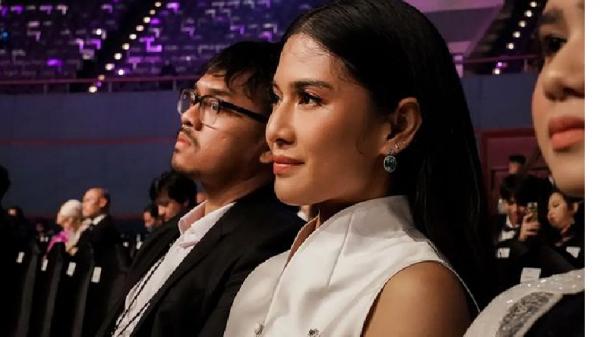 Dian Sastrowardoyo Anggun di bangku penonton Dian Sastrowardoyo Anggun di bangku penonton