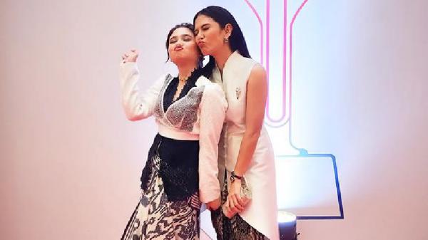 Dian Sastrowardoyo berpose lucu dengan Tissa Biani (Foto: IG Dian Sastrowardoyo)