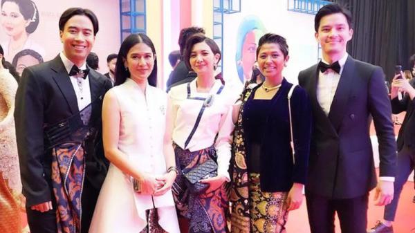 Foto bareng Vidi Aldiano, Morgan Oey, dan Dira Sugandi