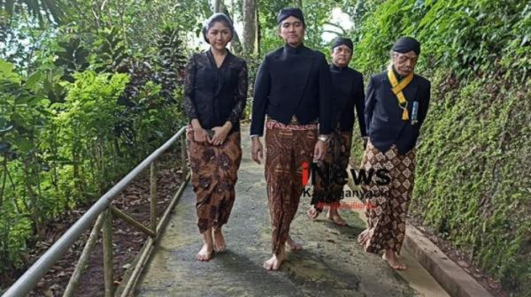 Momen Kaesang-Erina Ziarah ke Makam Raja Puro Mangkunegaran jelang Pernikahan