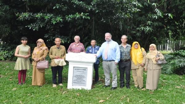Batu nisan makam Heinrich Boie, ahli ular berkebangsaan Jerman di Kompleks Makam Belanda Kebun Raya Bogor. Boie dijuluki sebagai Bapak Ular Indonesia. (FOTO: ISTIMEWA/LIPI.go.id)