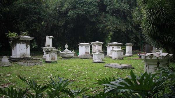 Makam Tua Belanda di Kebun Raya Bogor, Ada Nisan Bapak Ular Indonesia