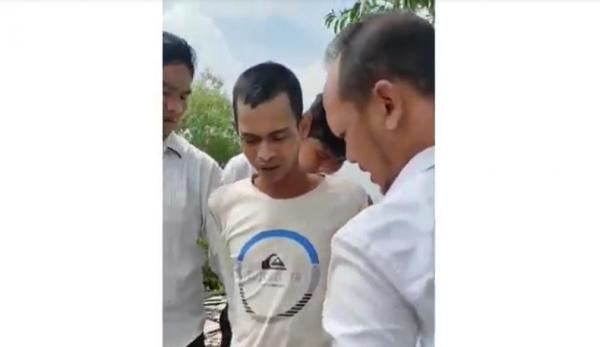 Tersangka pemerkosaan, MB (tengah) ditangkap polisi. (Foto: iNews.id/Taufik Syahrawi).