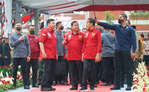 Potret Prabowo Dampingi Jokowi Resmikan Asrama Mahasiswa Nusantara di Surabaya