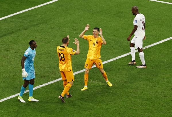 Belanda vs Qatar lolos Belanda menang 2-0 atas tuan rumah Qatar pada laga pamungkas penyisihan Grup A Piala Dunia 2022. Hasil ini membuat Belanda lolos 16 besar sebagai juara grup A (foto: REUTERS).