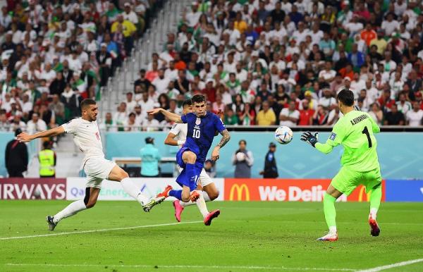 Bintang Timnas AS, Christian Pulisic melesatkan bola ke gawang Iran pada laga Grup B Piala Dunia 2022 di Stadion Al Thumama, Rabu (30/11/2022). (Foto: REUTERS)