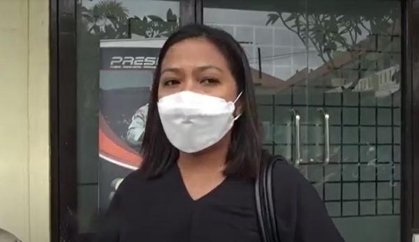 Inggrid Agustina mendatangi Satlantas Polresta Denpasar. (Foto: Indira Arri)